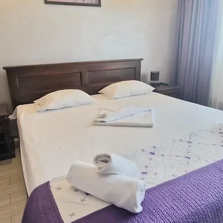 Naparis Boutique *